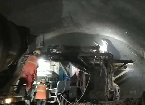 隧道用车载式混凝土湿喷机施工视频