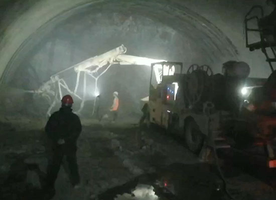 隧道混凝土湿喷机械手施工视频